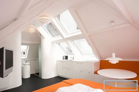 Kreativer Innenraum der Wohnung in der orange Farbe