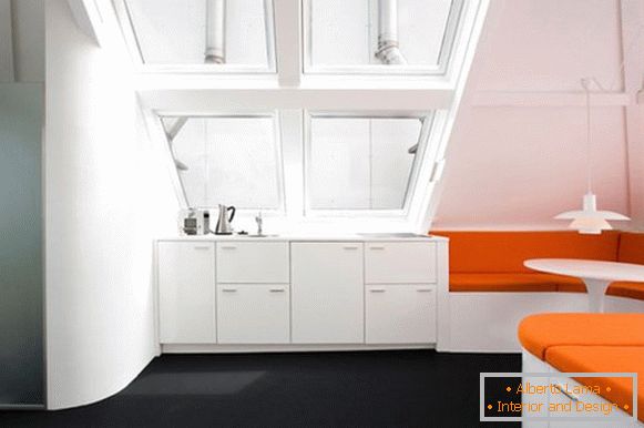 Kreativer Innenraum der Wohnung in der orange Farbe