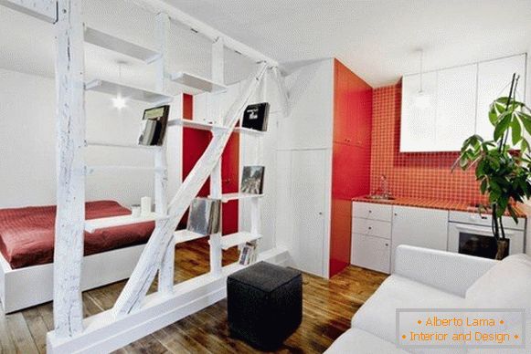 Kreativer Innenraum der Wohnung in der roten Farbe