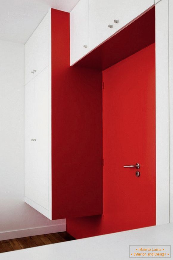 Kreativer Innenraum der Wohnung in der roten Farbe