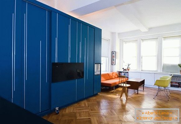 Kreativer Innenraum der Wohnung in Blau