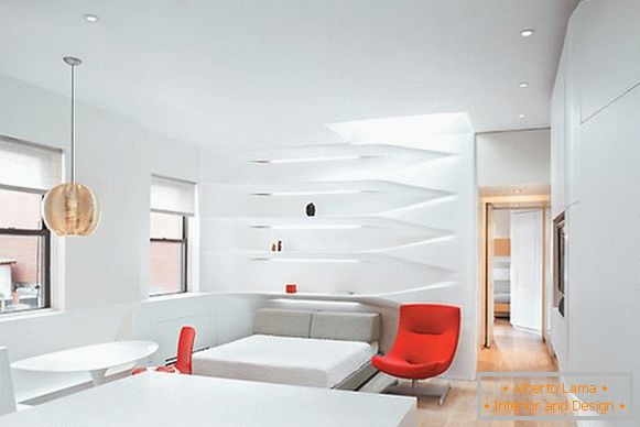 Kreativer Innenraum der Wohnung in der weißen Farbe