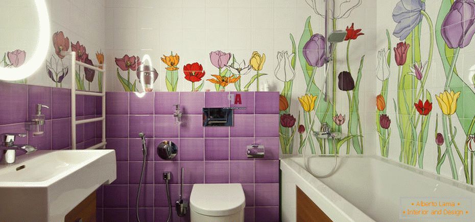 Fliese mit Blumenmuster im Badezimmer