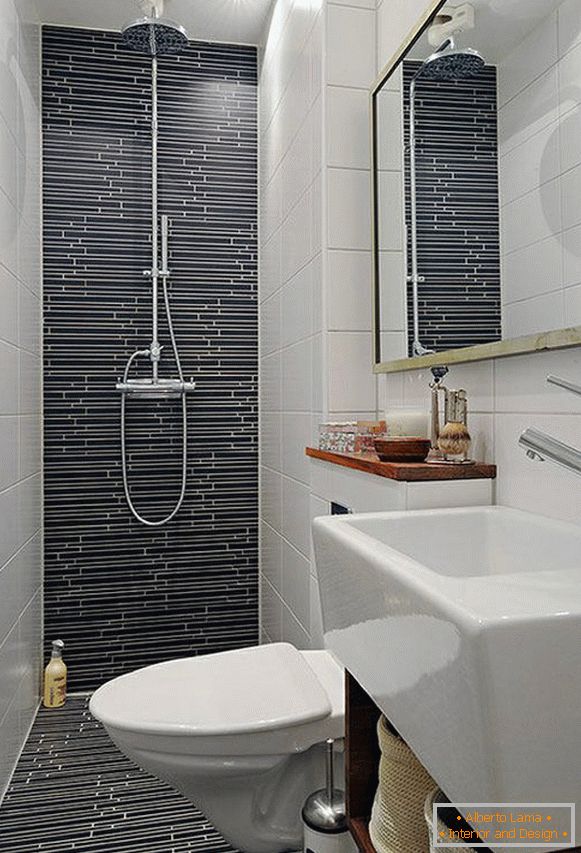 Schmales Badezimmer in Schwarz und Weiß