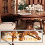 Tisch und Stühle mit geschnitzten Mustern