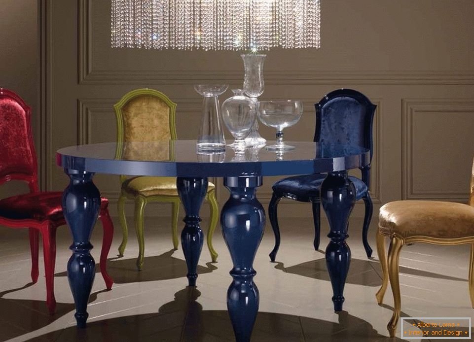 Blauer runder Tisch im Innenraum