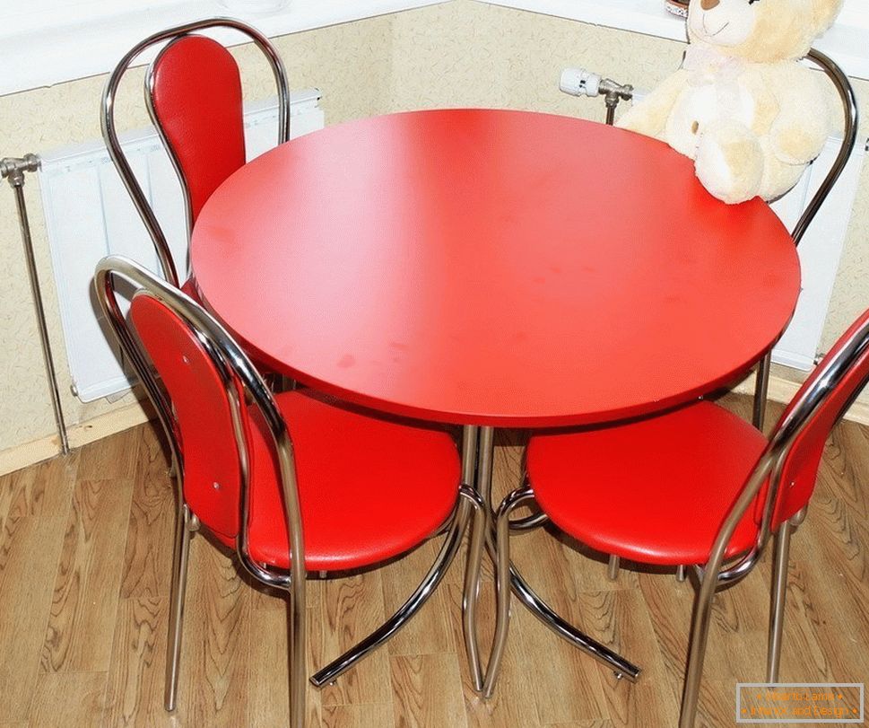 Roter runder Tisch im Innenraum