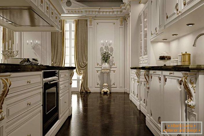 Das edle Interieur der Küche in Weiß- und Goldtönen zeugt vom guten Geschmack des Hausbesitzers. 