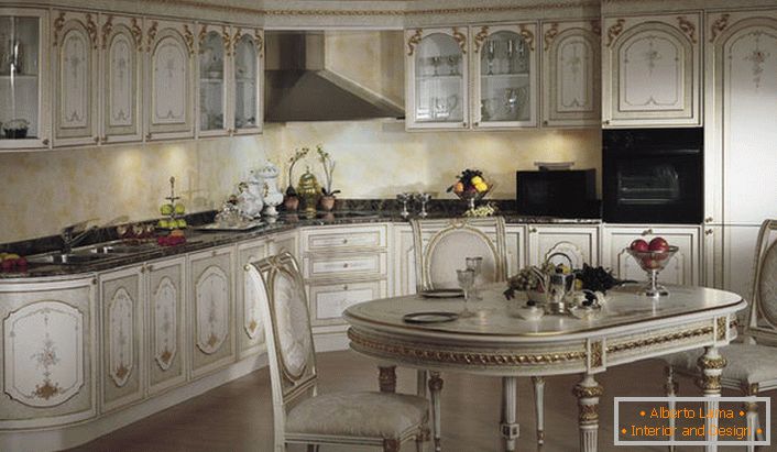 Die eingebaute Technik macht das Innere der Küche im Barockstil.