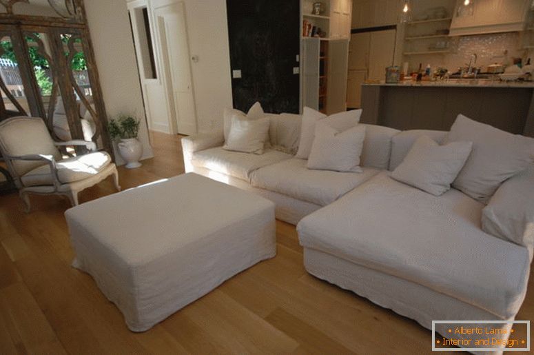 Möbel-Interieur-Dekoration-klassisch-weiß-Sofas-mit-Kissen-und-Tisch-kombiniert-mit-Holz-Boden-und-offene Küche-Plan-für-inspirierend-Wohnzimmer-Design-Ideen-komfortabel- Modern-Sofa-mit-Soft-le