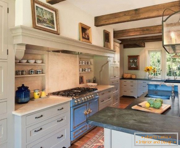 Stilvolle Küche Provence mit einem Regal für Bilder