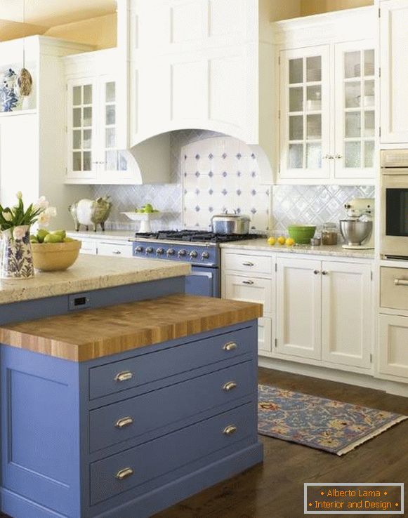 Weiße und blaue Küche im provenzalischen Stil