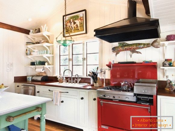 Roter Ofen in der Küche im Stil der Provence