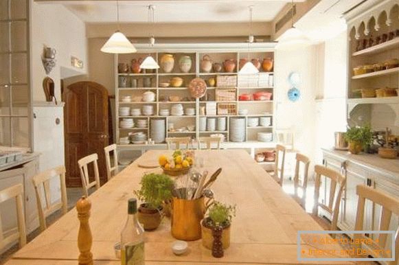 Öffnen Sie Regale in der Küche der Provence