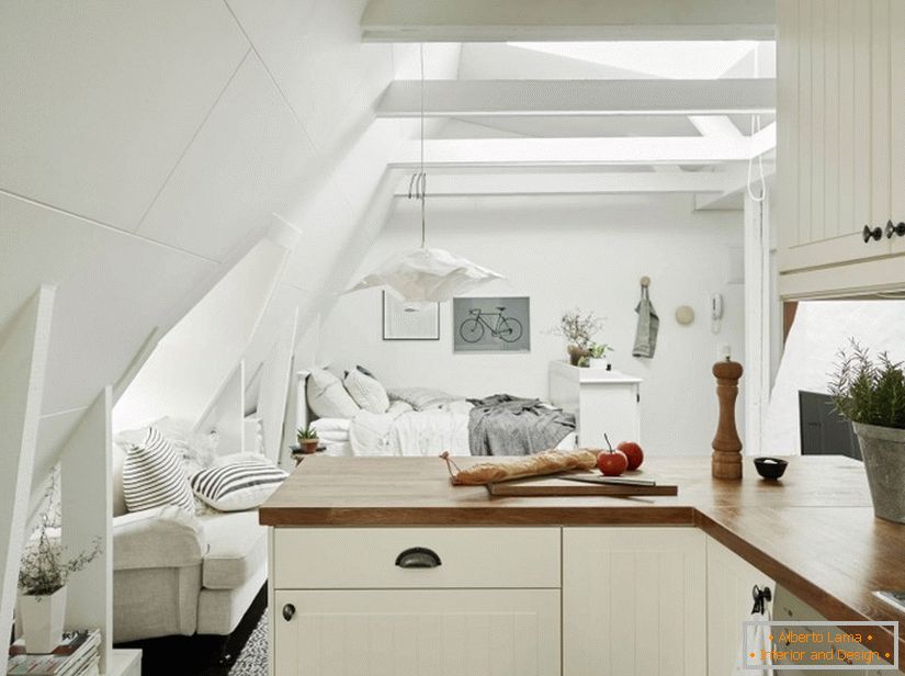 Nichtstandardmäßige Verbindung eines Schlafzimmers mit einem Küchenbereich in Schweden