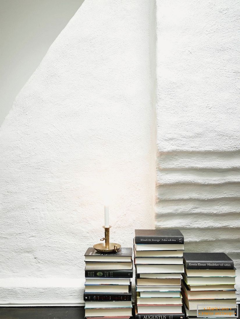 Bücher im Inneren eines Hausraums in Schweden