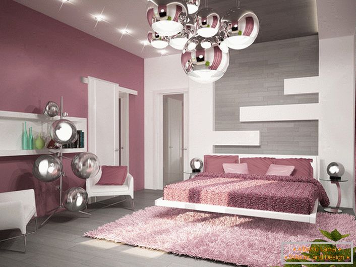 Ein Beispiel für eine ausgewählte Beleuchtung für ein Schlafzimmer im Stil von Hightech. Der Deckenleuchter, die Nachttischlampen und die Stehlampe sind im gleichen Stil gehalten.