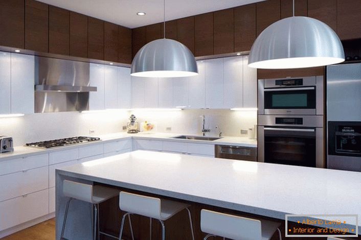 Design-Lösung im Stil des Minimalismus für eine geräumige, helle Küche. 