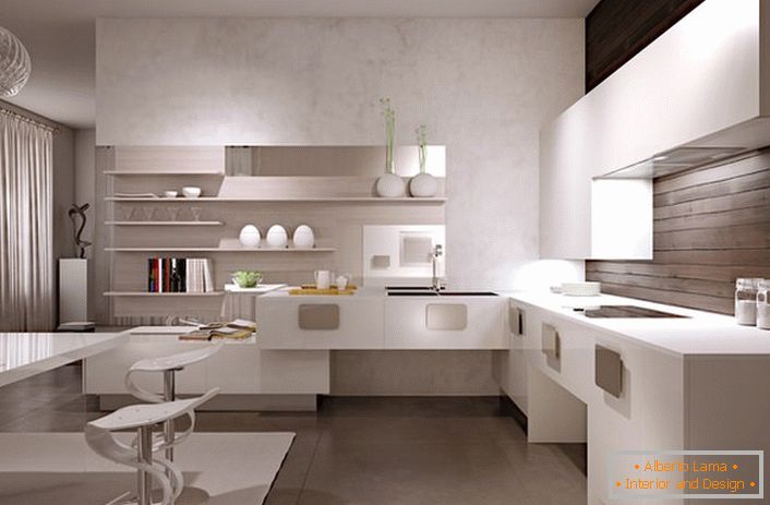 Das minimalistische Interieur der Küche in weißer Farbe ist harmonisch mit der hölzernen Wanddekoration über der Arbeitsfläche kombiniert.