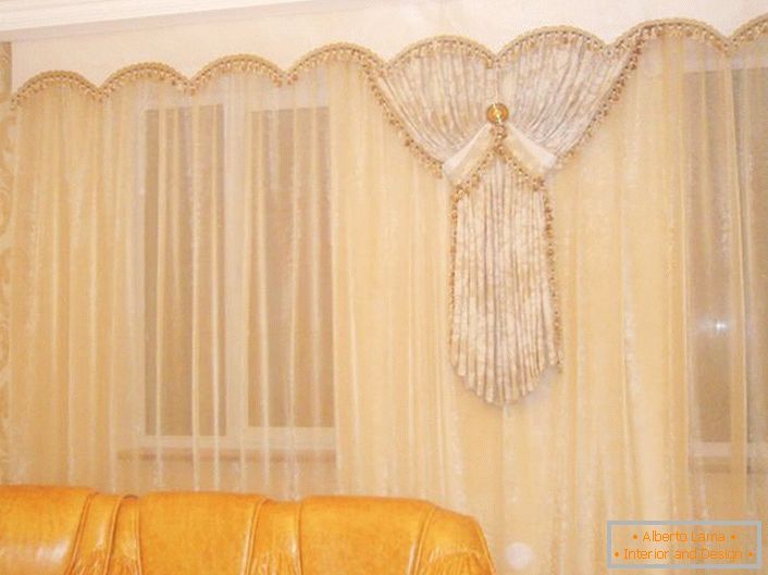 Zarte, beigefarbene Vorhänge aus transparentem Stoff passen gut zu den elfenbeinfarbenen Lambrequins.