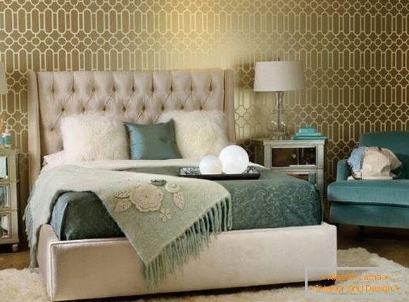 Goldene Tapete für das Schlafzimmer mit einem metallischen Effekt