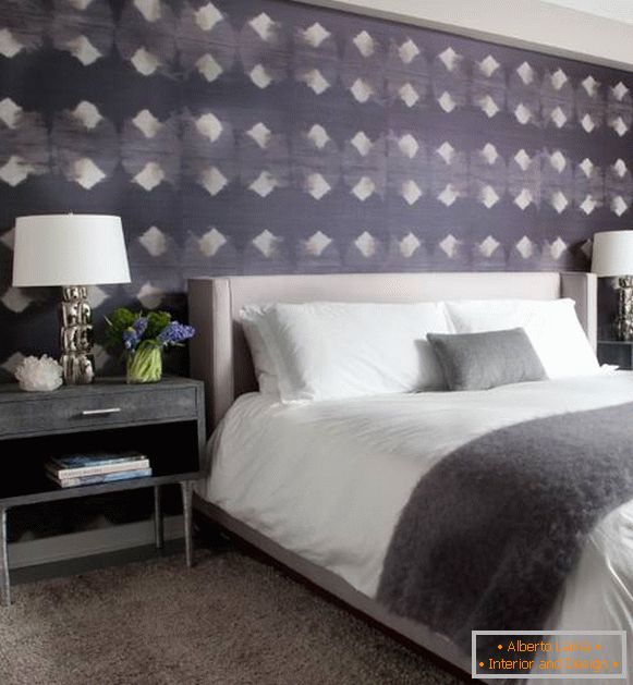 Purpurrote Tapete mit einem Muster im Schlafzimmerdesign