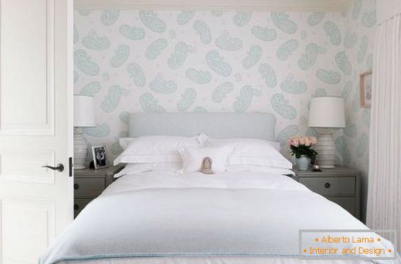 Designtapete für das Schlafzimmer in weißen und blauen Farben