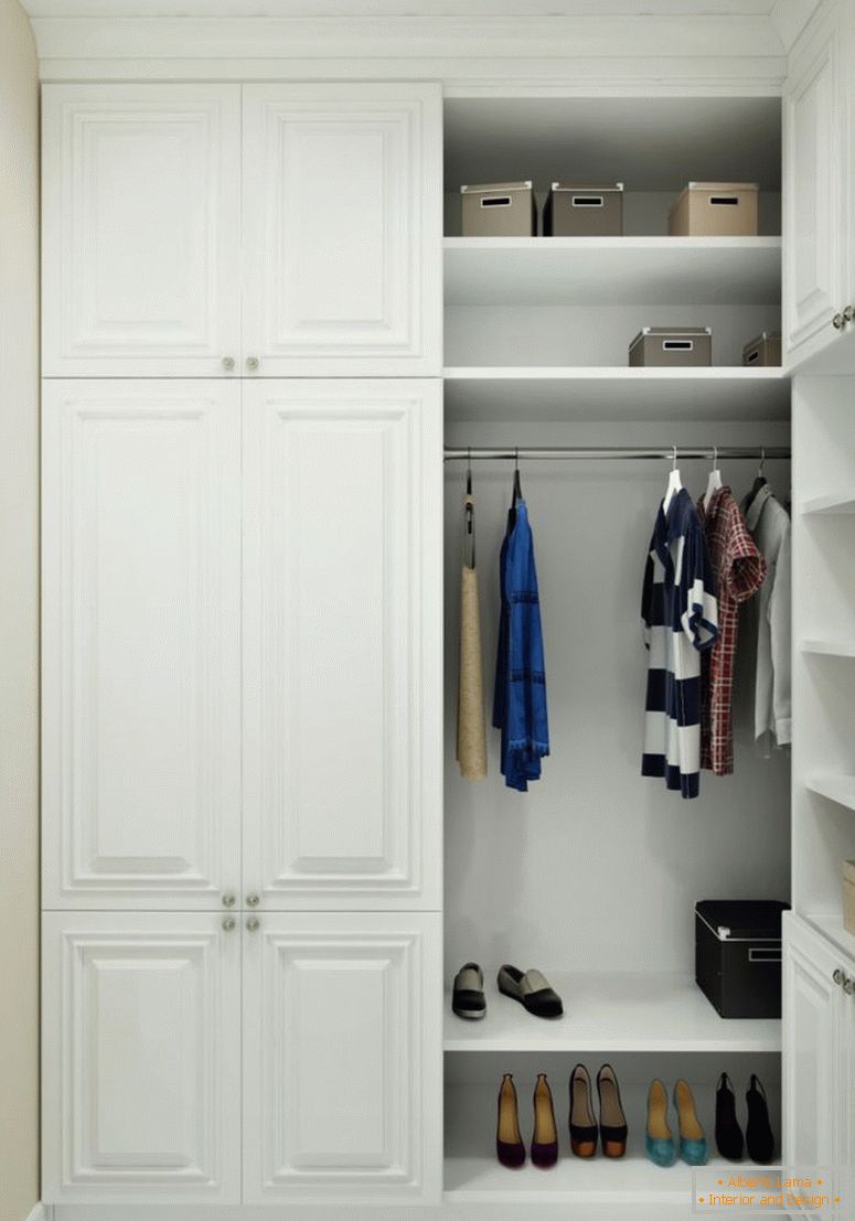 ein kleiner Kleiderschrank-3-Quadratmeter-mit-weißen-Kleiderschränken