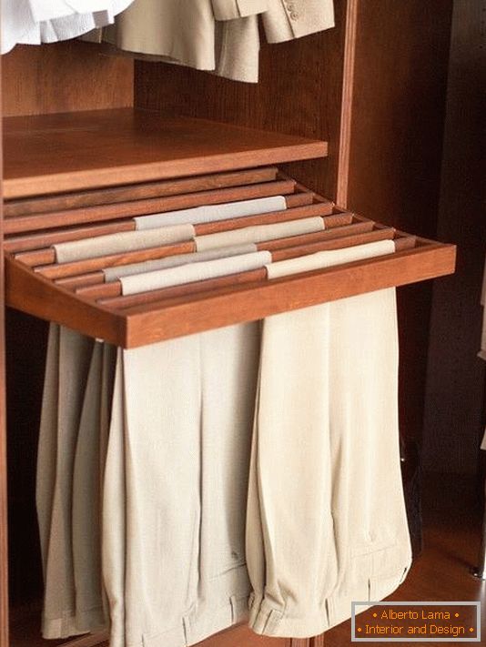 Idee für die Lagerung von Hosen in der Umkleidekabine
