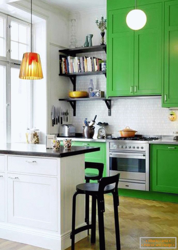 Küche in weißer und grüner Farbe