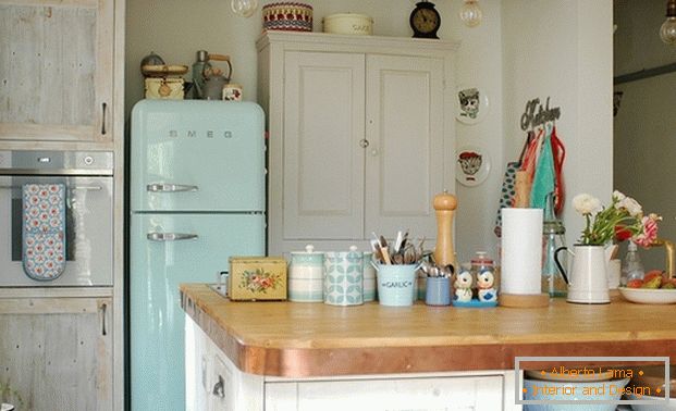 Vintage Kühlschrank im Provence Stil