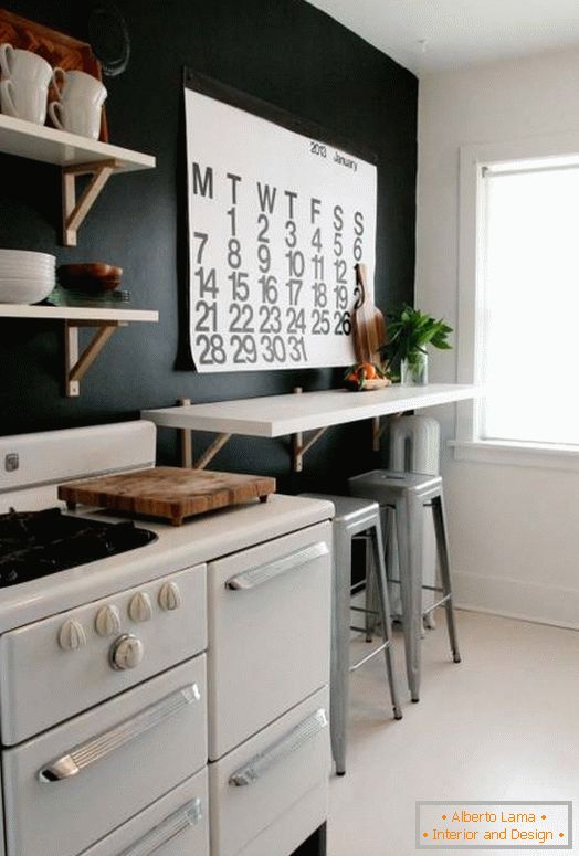 Schwarze Wände und weiße Möbel in der Küche