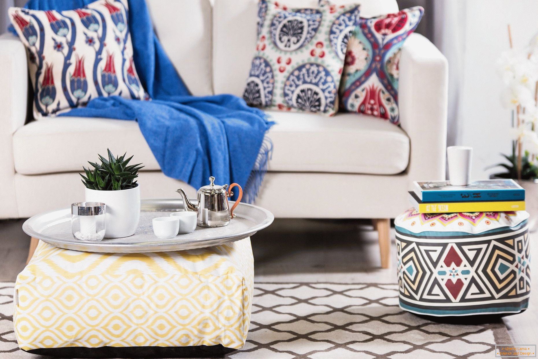 Blaue Decke und Kissen im orientalischen Stil auf der Couch