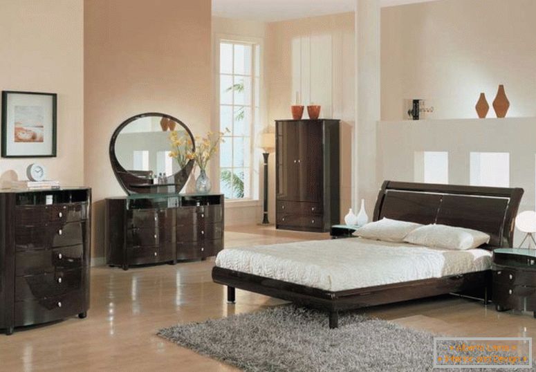 klassisch-und-schlichten-schlafzimmer-trends-mit-hochglanz-möbel-mit-vanity-and-dresser-auch-bett-couch-und-shag-teppich-und-laminat-boden-und-tischlampe