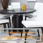 Tisch und Stühle von dunkler Farbe