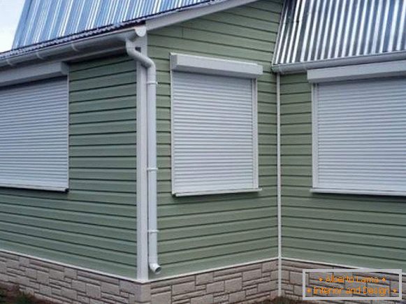 Fensterläden auf horizontalen Metallfenstern, Foto 17