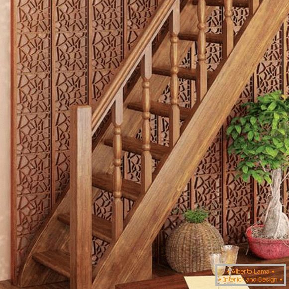Schönes Treppenhausdesign in einem privaten Haus - Foto eines hölzernen Modells