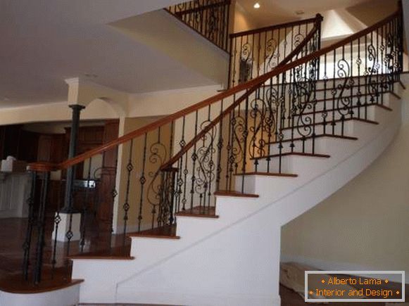 Eine schöne Treppe aus Beton mit geschmiedeten Schienen im Inneren eines Privathauses