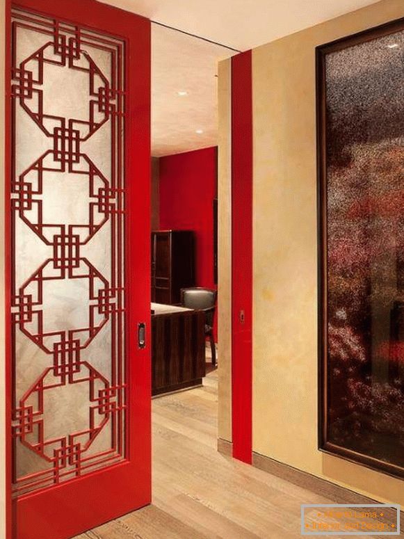 Rote Türen im Inneren der Wohnung - Foto