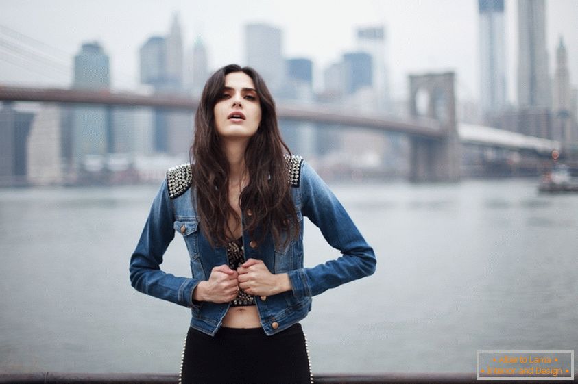 Portrait eines Mädchens im Hintergrund der Brooklyn-Brücke