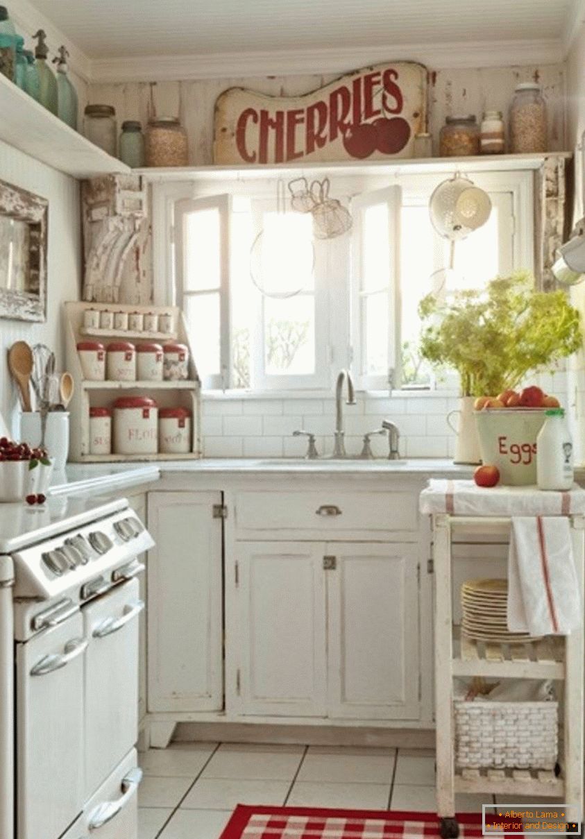 Kleine Küche in weißer Farbe