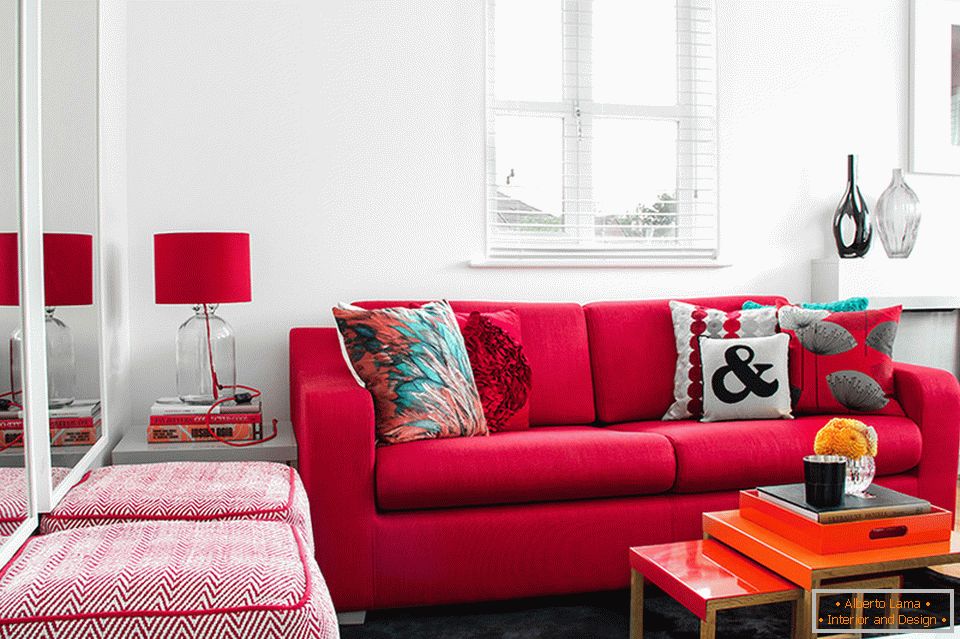 Rote Akzente im Design des Wohnzimmers