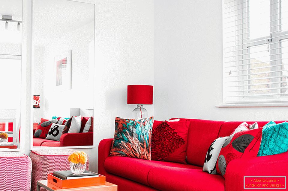 Rote Möbel und Zubehör im weißen Wohnzimmer