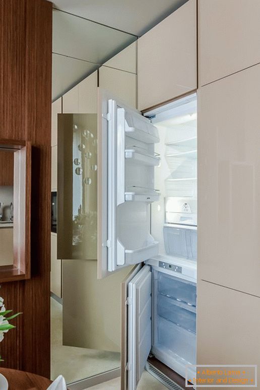 Kühlschrank in der Küche mit dem Effekt der optischen Täuschung