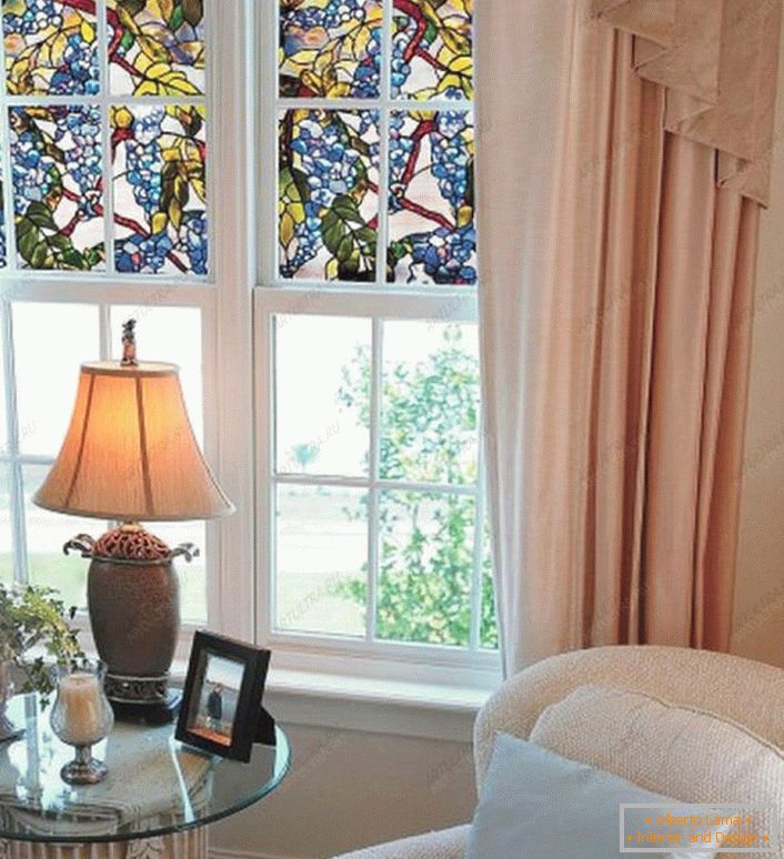 Auf die Hälfte des Fensters sind Glasmalereifilme geklebt. Eine gute Möglichkeit, sich vor übermäßiger Sonneneinstrahlung zu schützen. 