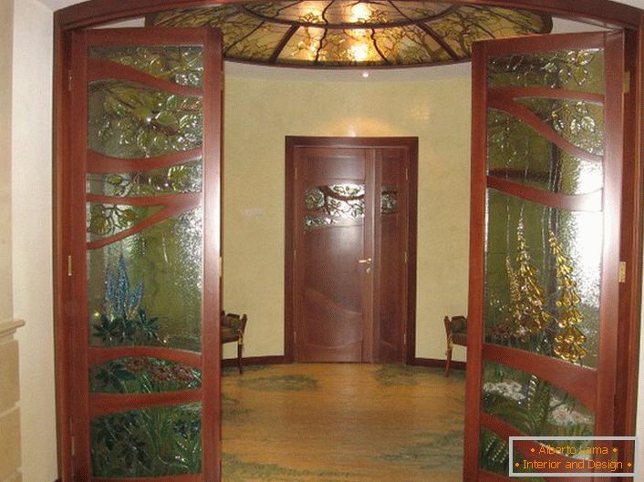 Die Buntglasdecke harmoniert mit dem Design der Türen mit Glaseinsätzen. 