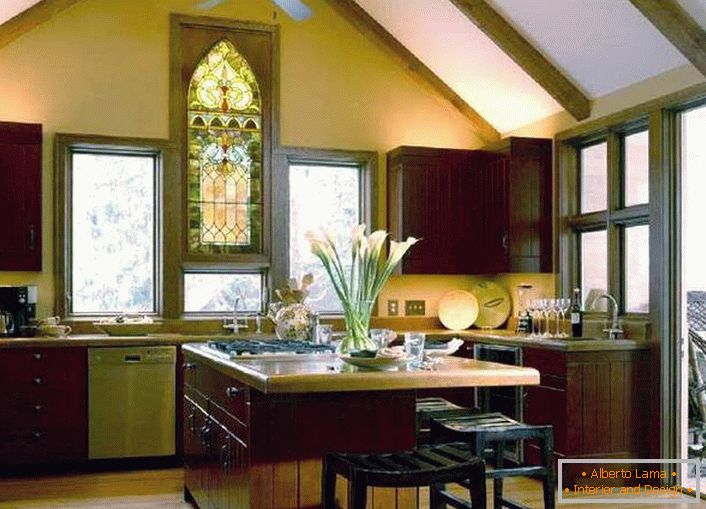 Buntglas in der Küche im Landhausstil wird zum Schutz vor überschüssigem Sonnenlicht. 