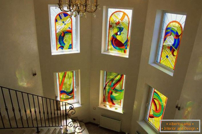 Luxuriöse Dekoration von Fenstern mit Buntglas. Mehrere Elemente sind in einem einzigen Bild vereint. 
