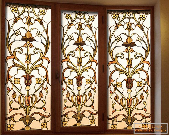 Glasmalerei mit Goldmuster - eine stilvolle Dekoration für die Inneneinrichtung von Ferienhäusern.