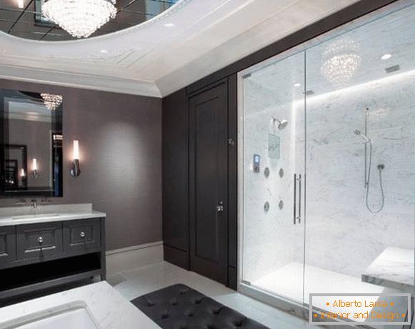 Glastüren für einen Duschraum im Badezimmerinnenraum